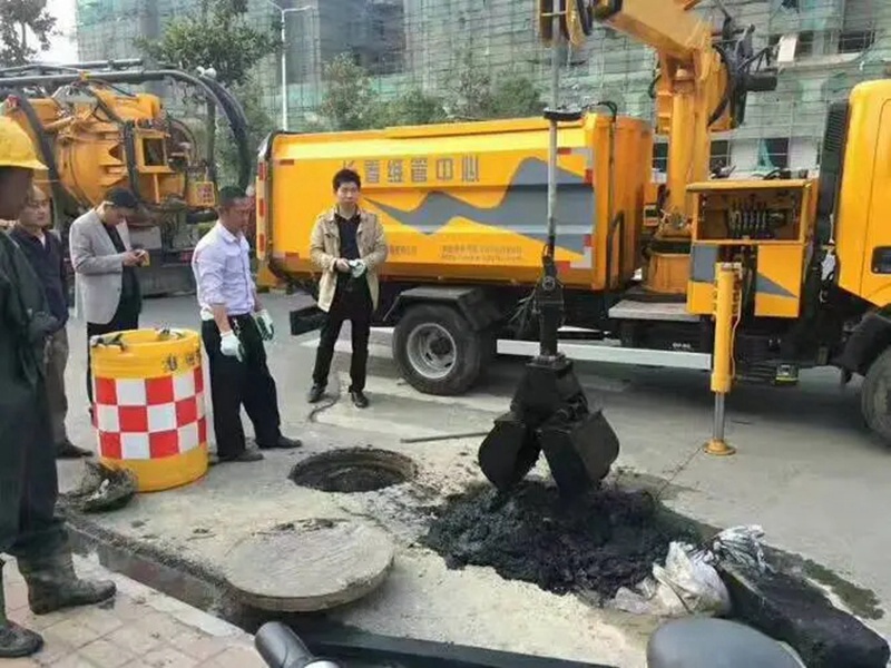 永清街道：网格员化身“清道夫”，为民解忧疏通“堵心”化粪池