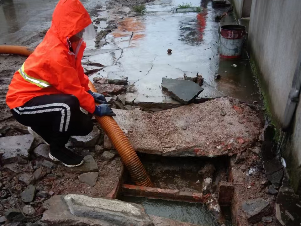 永清专业清理污水池 炜誉市政以规范流程守护城市 “肠道”